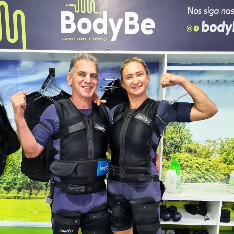 Casal treinando eletroestimulação junto na BodyBe