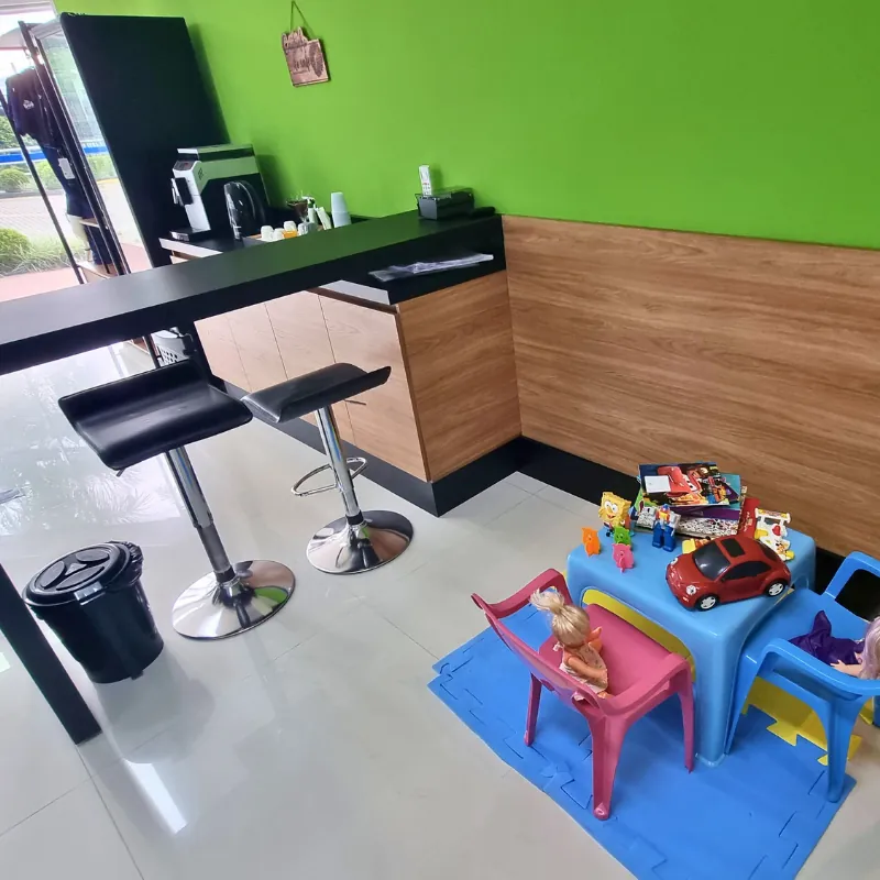 Espaço de convivência com café e espaço kids