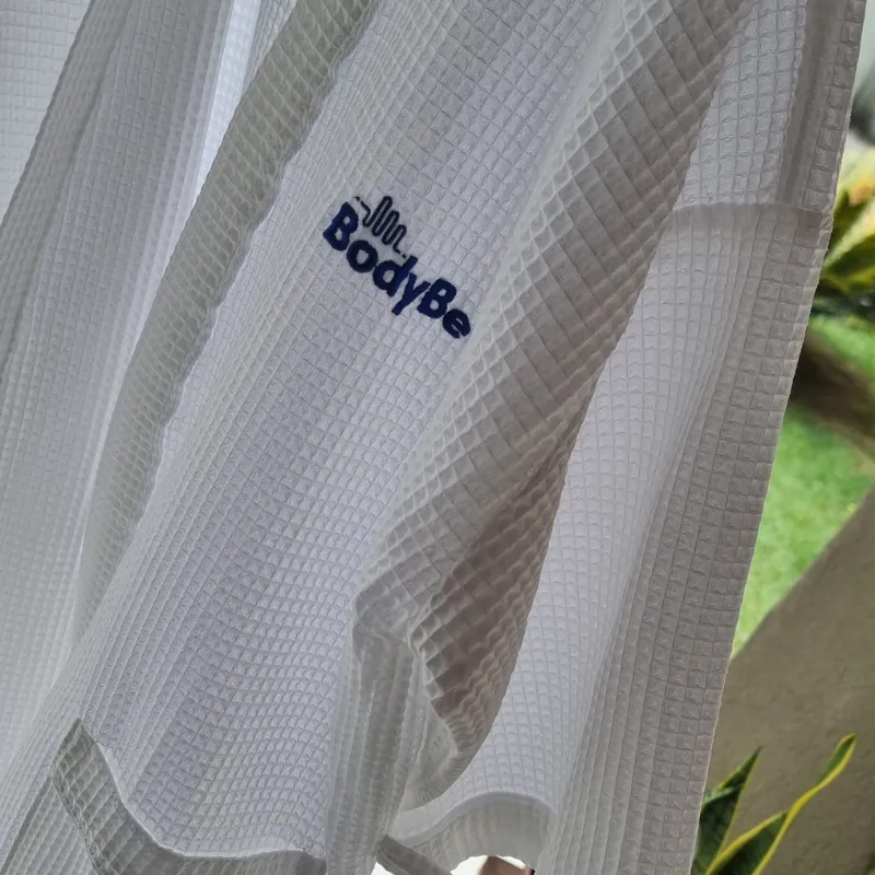 Roupão bordado com o logo da BodyBe