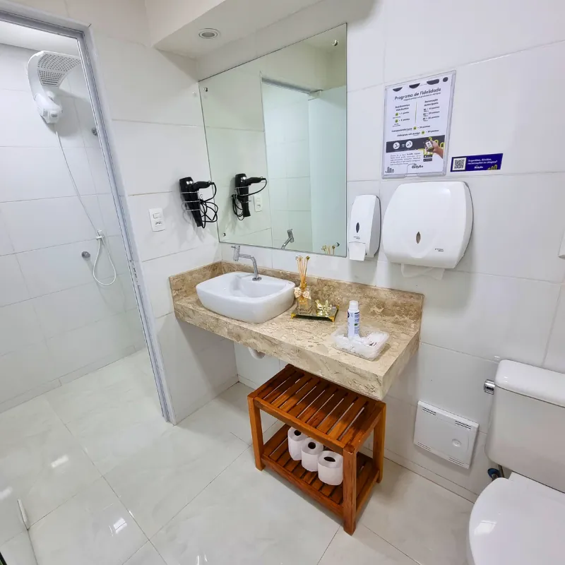 Vestiário privativo com ducha, secador e amenities