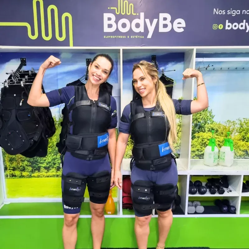 Duas amigas com traje de eletroestimulação na BodyBe