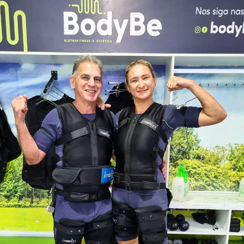 Casal treinando eletroestimulação junto na BodyBe