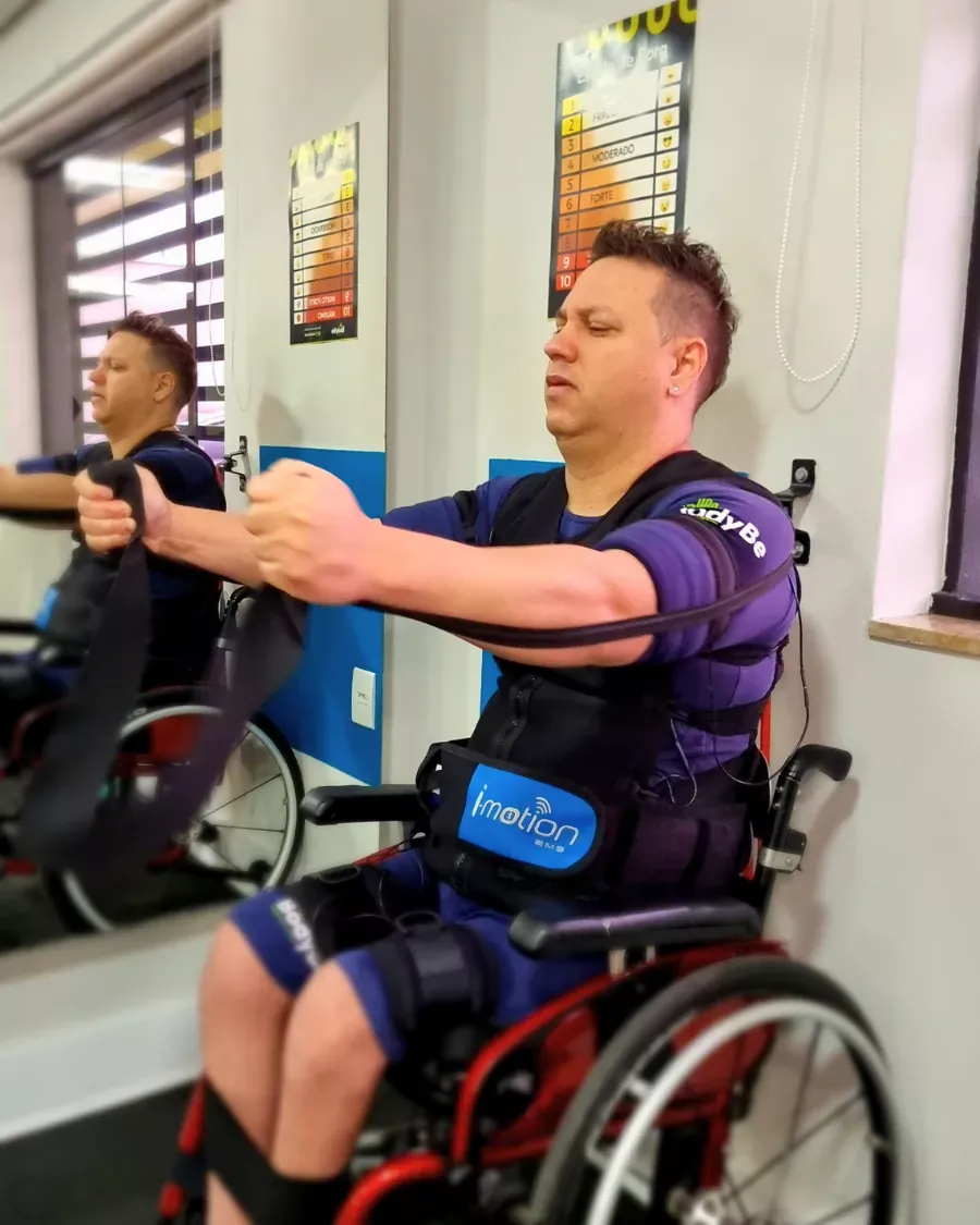 Aluno cadeirante treinando com eletroestimulação na BodyBe