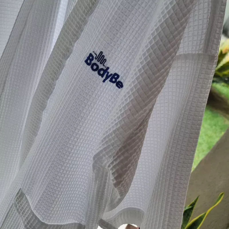 Roupão bordado com o logo da BodyBe