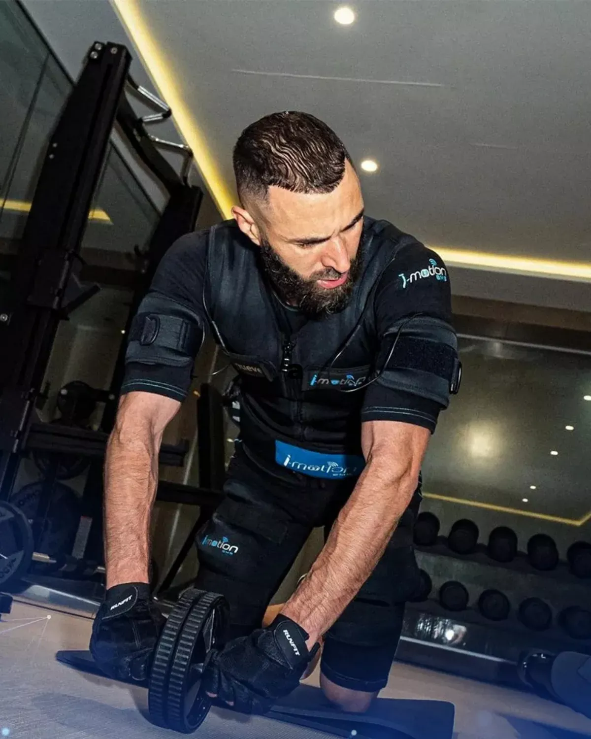 Atleta treinando com traje de eletroestimulação i-motion
