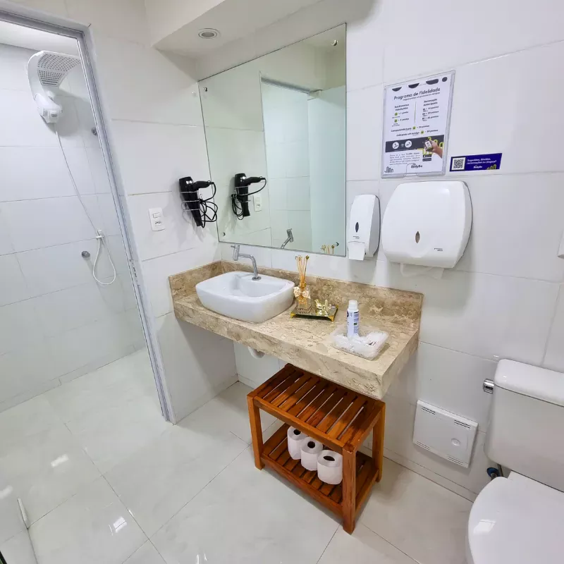 Vestiário privativo com ducha, secador e amenities
